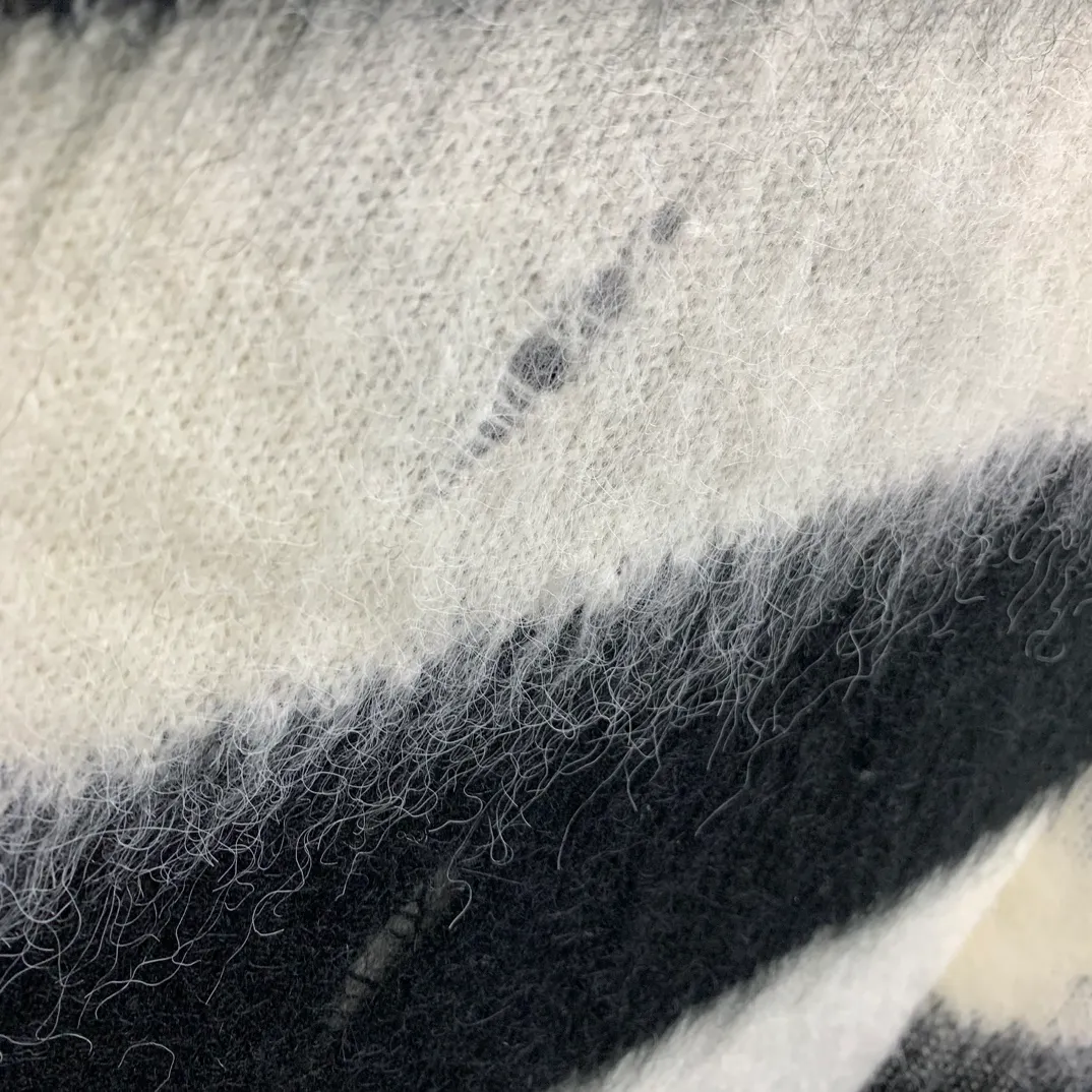 New top tested version OFFWHITE (OW) gradient mohair striped arrow sweater hoodie gradient rendering arrow couple sweater Mohair (English Mohair; Turkish: MUKHYAR) refers to the coat of Angora goats, also known as Angora goat hair. The name comes from Turkish, meaning "the best hair". It has good elasticity, pressure resistance and special luster. It is an excellent raw material for making plush fabrics and one of the most advanced animal textile fiber raw materials in the world market. Mohair has a shape similar to long wool. The fiber surface is smooth, strong luster, high strength, good elasticity, less curl, and easy to wash. Mohair can be used in jacquard blankets, long-haired coats and high-gloss wool fabrics. Mohair sweaters from ow are released every year🛒 The same style and ever-changing colors. There is really no girl who doesn’t love it. It is super suitable for wearing under a down jacket in winter without being bulky! If the lower body is missing, their favorite os version🙋🏻‍♀️ intuitively adds natural softness and fairy beauty effect, which is the best choice! The upper body is lightweight and does not weigh down the body while keeping warm. The sleeves and the gradient arrow parts on the back are repeatedly patterned until the gradient level is satisfied before large-scale products are released. The craftsmanship is extremely demanding. Each sweater is woolen at least ten times to give it a plush, thick feel and good fluffiness! ✅ Fabric composition: 50% mohair 32 spandex 18% wool, three-level anti-pilling Color: black and white gradient Sizes Mohair is lighter and softer, so be careful not to machine wash it, not machine washable! ! emphasize! !  ⚠️Hand wash with warm water and cold water P:440